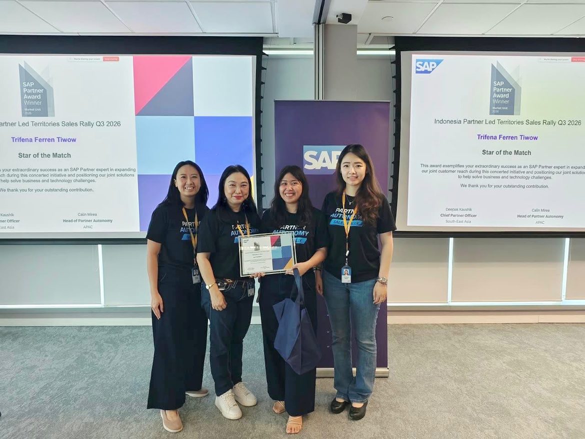 Trifena Ferren Tiwow receiving the Star of the Match award with the SAP team